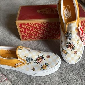 BrAnD nEw iN tHe bOx VaNs ShOeS